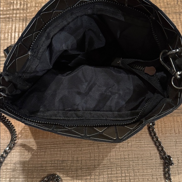 Chic Black and Gold Geometric Shoulder Bag - Picture 4 of 5